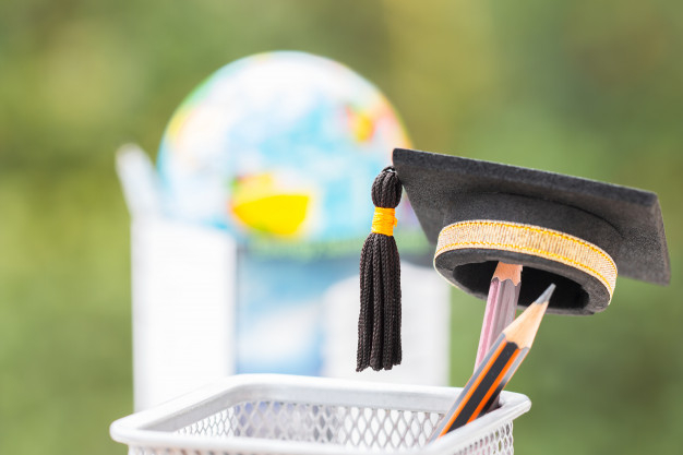 5 REASONS TO STUDY ABROAD